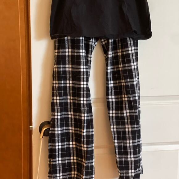 Hanes pj’s or daytime wear  2 pc- comfy-  100%pre shrunk - Picture 2 of 5